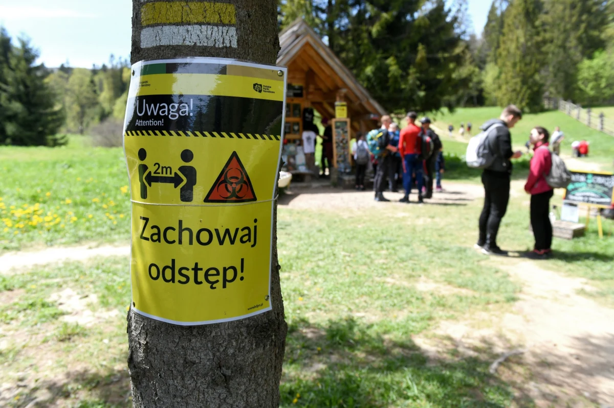 Wakacyjne doświadczenia - z polskich, nieprzesadnie tłumnie odwiedzanych gór - pokazują mi, że koronawirus z naszej świadomości, a szczególnie z praktyki naszych zachowań, powoli znika. Owszem, płyny do dezynfekcji rąk są wszędzie dostępne, wezwania do noszenia maseczek w sklepach i pomieszczeniach zamkniętych, wywieszone, ale zarówno jeśli chodzi o dezynfekcję rąk, jak i przesłanianie ust i nosa - przesadnie pilnie się tego nie trzymamy. Wielka szkoda. Moim zdaniem dezynfekcja rąk, maseczki i zachowywanie jak największego dystansu to rozsądne minimum, którego powinniśmy przestrzegać, by po wakacjach wejść w okres nowej normalności, a nie nowego chaosu.