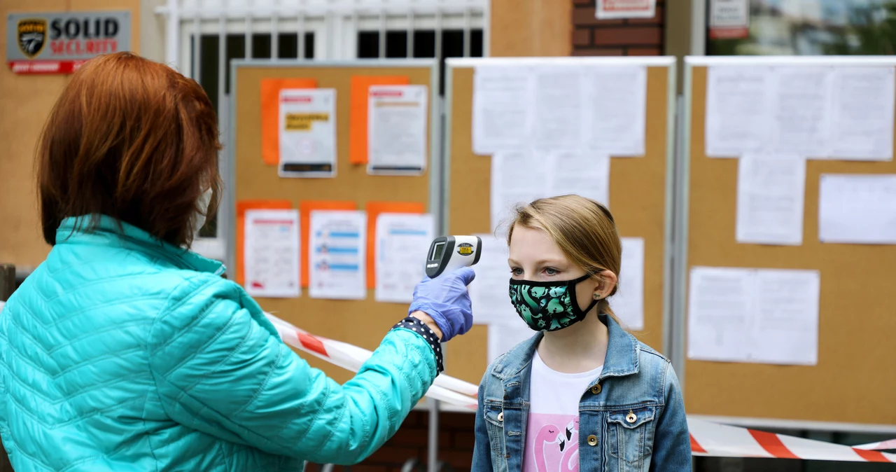 Mierzenie temperatury przed wejściem do szkoły