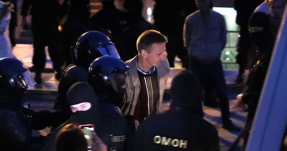 O rozpędzeniu przez siły specjalne milicji OMON w środę wieczorem w Mińsku demonstracji na Placu Niepodległości poinformowały niezależne media i świadkowie. Według portalu TUT.by OMON-owcy zablokowali wejścia do kościoła św. Szymona i Heleny, w którym znajdują się uczestnicy demonstracji.