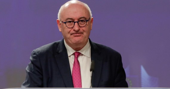 Unijny komisarz ds. handlu, Irlandczyk Phil Hogan zrezygnuje ze stanowiska - poinformował w środę wieczorem jego rzecznik. Rezygnacja jest spowodowana złamaniem przez niego obowiązujących w Irlandii restrykcji koronawirusowych.