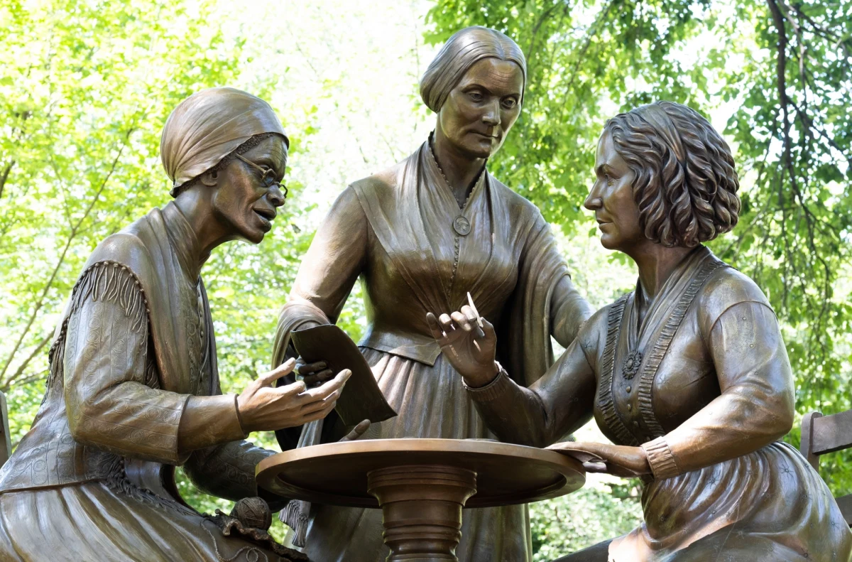 W nowojorskim Central Parku odsłonięto pierwszy monument przedstawiający trzy Amerykanki należące do pionierek walki o prawa kobiet. Zbiegło się to z setną rocznicą zatwierdzenia 19. Poprawki do Konstytucji USA przyznającej kobietom prawo do głosowania.