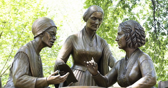 W nowojorskim Central Parku odsłonięto pierwszy monument przedstawiający trzy Amerykanki należące do pionierek walki o prawa kobiet. Zbiegło się to z setną rocznicą zatwierdzenia 19. Poprawki do Konstytucji USA przyznającej kobietom prawo do głosowania.