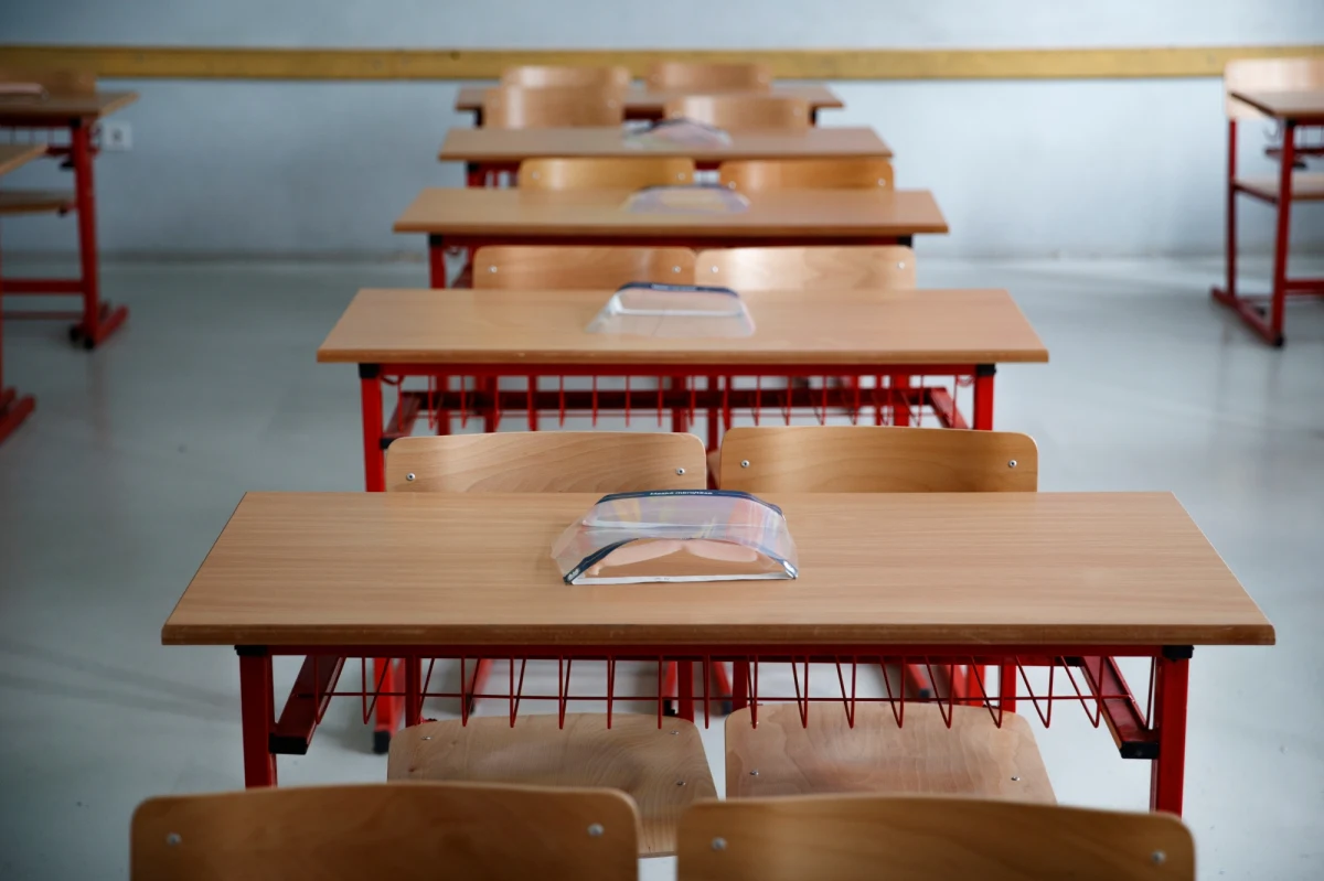 W Zakopanem dzieci pójdą do szkoły dopiero 28 września - postanowiły władze miasta. Ma to umożliwić im "powakacyjną kwarantannę domową" po zakończeniu sezonu turystycznego. Do tego czasu będą uczyły się zdalnie. Wszystkie zakopiańskie podstawówki poza maseczkami i płynami do dezynfekcji mają być zaopatrzone w mobilne przepływowe filtry z lampą UV-C do filtrowania powietrza oraz bramki mierzące temperaturę osobom, które będą wchodzić na teren budynku.