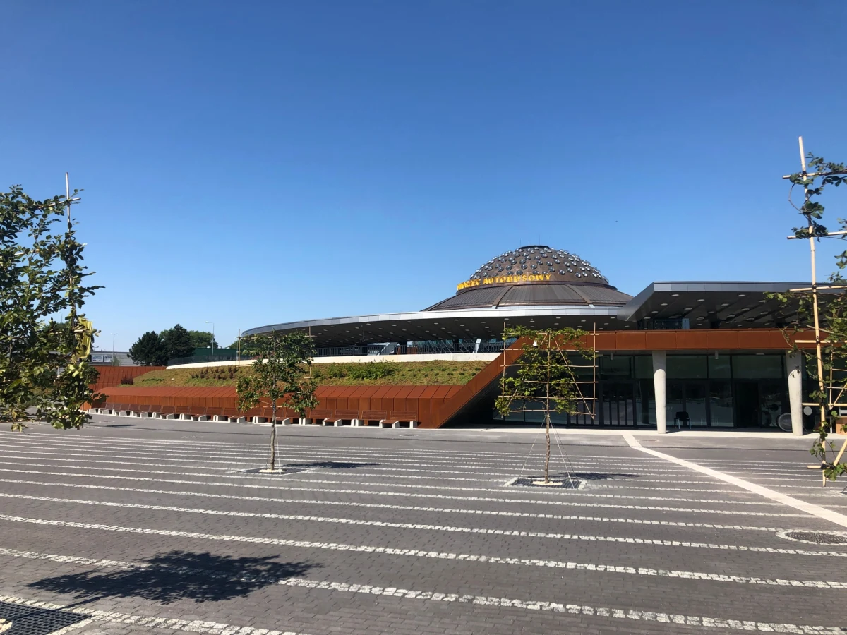 Przyciemniane szyby. Ruchome schody oraz fontanny przed wejściem. To nowości, które pojawiły się w wyremontowanym budynku Dworca Autobusowego w Kielcach. Ten 36-letni obiekt , kształtem przypominający kosmiczny spodek, już dziś zostanie ponownie otwarty. Jego gruntowny remont trwał prawie dwa lata. Oficjalna nazwa obiektu to Centrum Komunikacyjne w Kielcach.