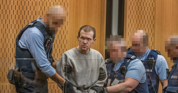 Sąd w Nowej Zelandii skazał 29-letniego Australijczyka Brenton Tarrant na dożywotnie więzienie bez prawa wcześniejszego zwolnienia za zabicie 51 muzułmanów w meczecie w Christchurch. To pierwszy taki wyrok w historii Nowej Zelandii. Sprawca masakry przyjął wyrok bez emocji. Zabijał z pobudek rasowych. RMF FM ujawnił wcześniej, że przed dokonaniem zamachu Australijczyk przebywał między innymi w Polsce. Na jego broni było nazwisko Feliksa Kazimierza Potockiego, hetmana, który walczył z Turkami między innymi pod Wiedniem. Tarrant wzorował się na Andersie Breiviku, który dokonał masakry w Oslo i na wyspie Utoya. 