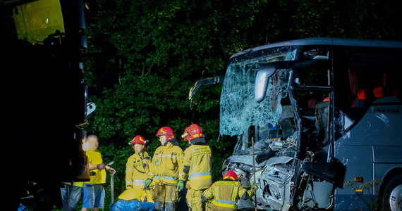 Policjanci z Gliwic apelują o kontakt do kierowców, którzy byli świadkami tragicznego wypadku na DK88. 22 sierpnia ok. 22.30 w pobliżu autostradowego węzła Kleszczów w zderzeniu autokaru z busem zginęło 9 osób, a 7 zostało rannych.