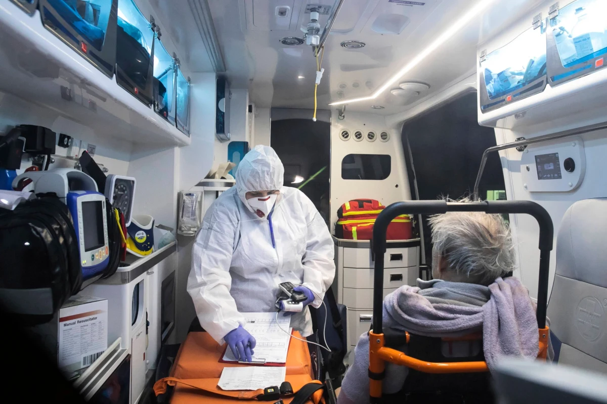 Ministerstwo Zdrowia zaktualizowało listę powiatów objętych obostrzeniami w związku z pandemią koronawirusa. W strefie czerwonej - o najostrzejszych rygorach - jest 6 powiatów i 1 miasto. Strefa żółta to w tej chwili 10 powiatów i 1 miasto. Jest też strefa niebieska - czyli te miejsca, które są zagrożone wejściem do strefy żółtej lub czerwonej. Jest w niej 1 miasto i 3 powiaty. W czerwonej strefie znalazł się Nowy Sącz, natomiast w żółtej Kraków. Obostrzenia będą obowiązywać od soboty. 