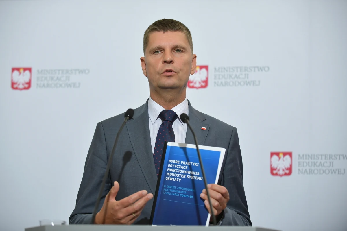 Po dodatkowych dyskusjach z głównym inspektorem sanitarnym uznaliśmy, że nie będziemy wprowadzać obowiązku noszenia maseczek w szkołach - powiedział minister edukacji narodowej Dariusz Piontkowski. Dodał, że decyzje w tej sprawie będzie mógł podjąć dyrektor szkoły.