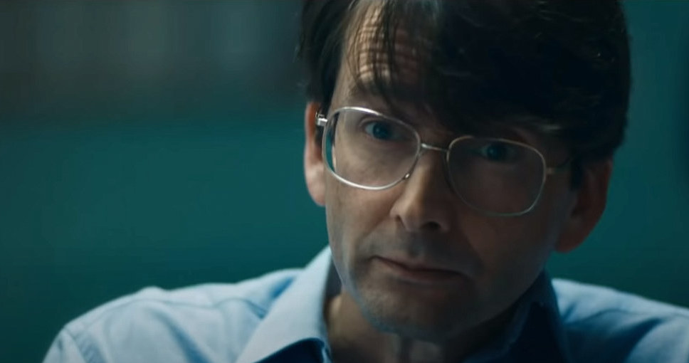 Jeden z najpopularniejszych brytyjskich aktorów, gwiazda takich seriali jak „Doktor Who”, „Broadchurch” czy „Jessica Jones”, David Tennant, wcieli się w rolę seryjnego mordercy Dennisa Nilsena. Trzyodcinkowy serial zatytułowany „Des” pojawi się na antenie stacji ITV już we wrześniu. Właśnie opublikowany został jego pierwszy zwiastun.