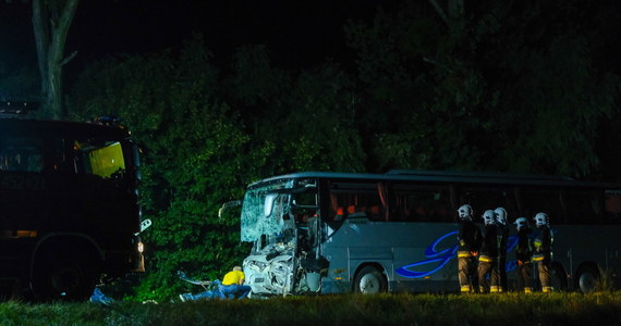 Policjanci z Gliwic apelują o kontakt do kierowców, którzy mogą pomóc w ustaleniu przyczyn tragicznego wypadku na drodze krajowej numer "88". W ostatnią sobotę - w pobliżu autostradowego węzła Kleszczów - w zderzeniu autokaru z busem zginęło 9 osób, a 7 zostało rannych.