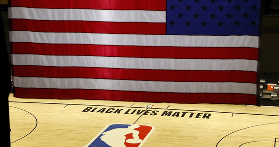 Jak informuje amerykańska stacja ESPN, koszykarze NBA postanowili wznowić sezon. Przypomnijmy, że bojkot został rozpoczęty wczoraj przez zawodników Milwaukee Bucks, którzy nie wyszli na mecz z Orlando Magic w geście protestu przeciwko rasizmowi. 