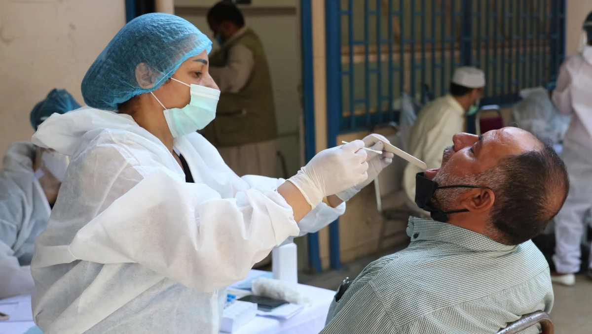 Przedstawiciel Światowej Organizacji Zdrowia (WHO) ds. sytuacji kryzysowych Mike Ryan oświadczył w czwartek, że w większości krajów nie jest konieczne testowanie na obecność koronawirusa szerokich populacji, jednak testy powinny być dostępne i wykonywane szybko.