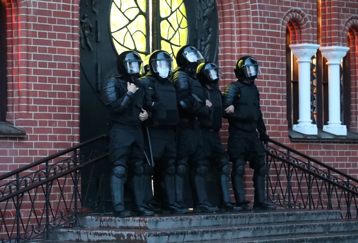 Białoruska milicja w czwartek zatrzymała 16 dziennikarzy przygotowujących się do relacjonowania protestu w centrum Mińska i skonfiskowała ich telefony oraz dokumenty tożsamości. Wśród zatrzymanych był korespondent TVN Andrzej Zaucha, którego milicja wkrótce wypuściła.