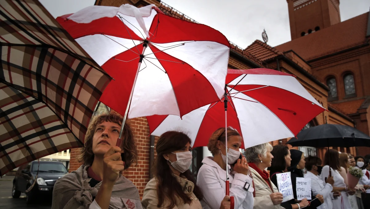 MSZ Białorusi poinformowało w czwartek o wezwaniu charge d’affaires ambasady RP w Mińsku Marcina Wojciechowskeigo. Resort twierdzi, że wyraził zdecydowany protest w związku z „otwartymi próbami strony polskiej ingerencji w sprawy wewnętrzne Białorusi”.
