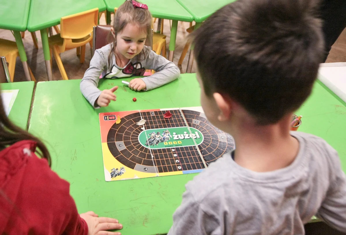 Świetlice szkolne będą funkcjonowały podobnie jak przed pandemią. Tam trzeba starać się zachowywać, w miarę możliwości, mniejsze zagęszczenie - powiedział w czwartek minister edukacji narodowej Dariusz Piontkowski.