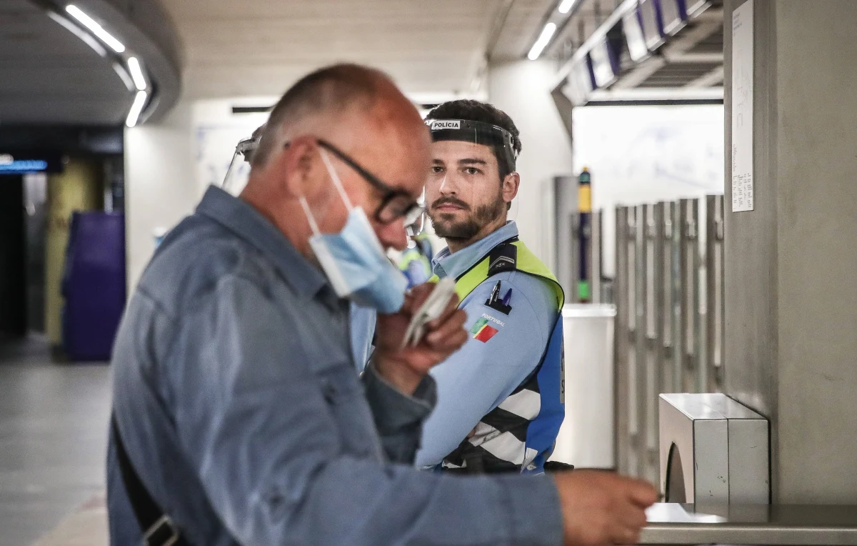 W związku ze zbliżającym się początkiem roku szkolnego rząd Portugalii wprowadzi od połowy września nowe rygory sanitarne, by ograniczyć ryzyko zakażeń koronawirusem. Zapowiedziane w czwartek restrykcje będą obowiązywać w całym kraju.