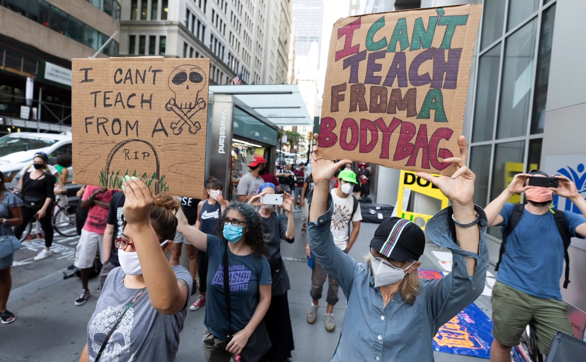 Burmistrz Nowego Jorku Bill de Blasio ogłosił w czwartek, że osiągnięto porozumienie z największym związkiem zawodowym nauczycieli, United Federation of Teachers (UFT), który groził strajkiem, jeśli w szkołach nie będą zapewnione środki bezpieczeństwa w związku z pandemią.