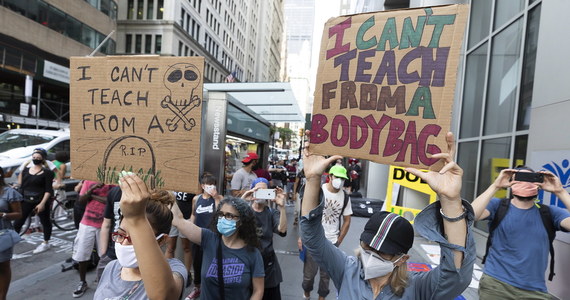 Burmistrz Nowego Jorku Bill de Blasio ogłosił w czwartek, że osiągnięto porozumienie z największym związkiem zawodowym nauczycieli, United Federation of Teachers (UFT), który groził strajkiem, jeśli w szkołach nie będą zapewnione środki bezpieczeństwa w związku z pandemią.