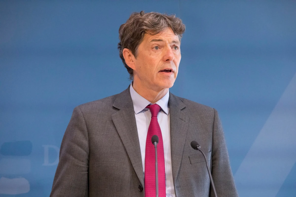 Szef polskiej dyplomacji Zbigniew Rau ma rozmawiać w Berlinie o kandydaturze Arndta Freytaga von Loringhovena na ambasadora w naszym kraju - wynika z informacji Onetu. Polskie MSZ od trzech miesięcy wstrzymuje się z wydaniem zgody na objęcie przez dyplomatę placówki w Warszawie. Powodem jest nazistowska kariera jego ojca.