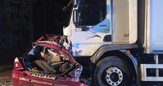 Trzech mężczyzn zginęło w wypadku, do którego doszło w nocy w miejscowości Sarnia Góra w powiecie działdowskim w woj. warmińsko-mazurskim. Auto osobowe zderzyło się tam z ciężarówką.