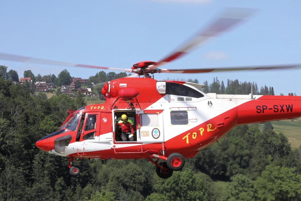 Całą noc spędziły w ścianie skalnej dwa zespoły wspinaczy w Tatrach. Taternicy znaleźli się w terenie, z którego nie potrafili samodzielnie się wydostać. Rano poleciał po nich śmigłowiec TOPR