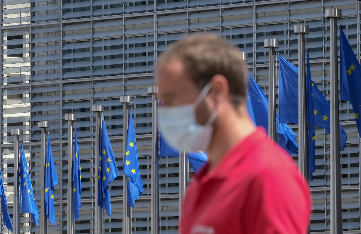 Eurodeputowani, nawet jeśli przyjadą na posiedzenie komisji czy sesję plenarną z tzw. strefy czerwonej, będą zwolnieni z obowiązku odbycia kwarantanny.