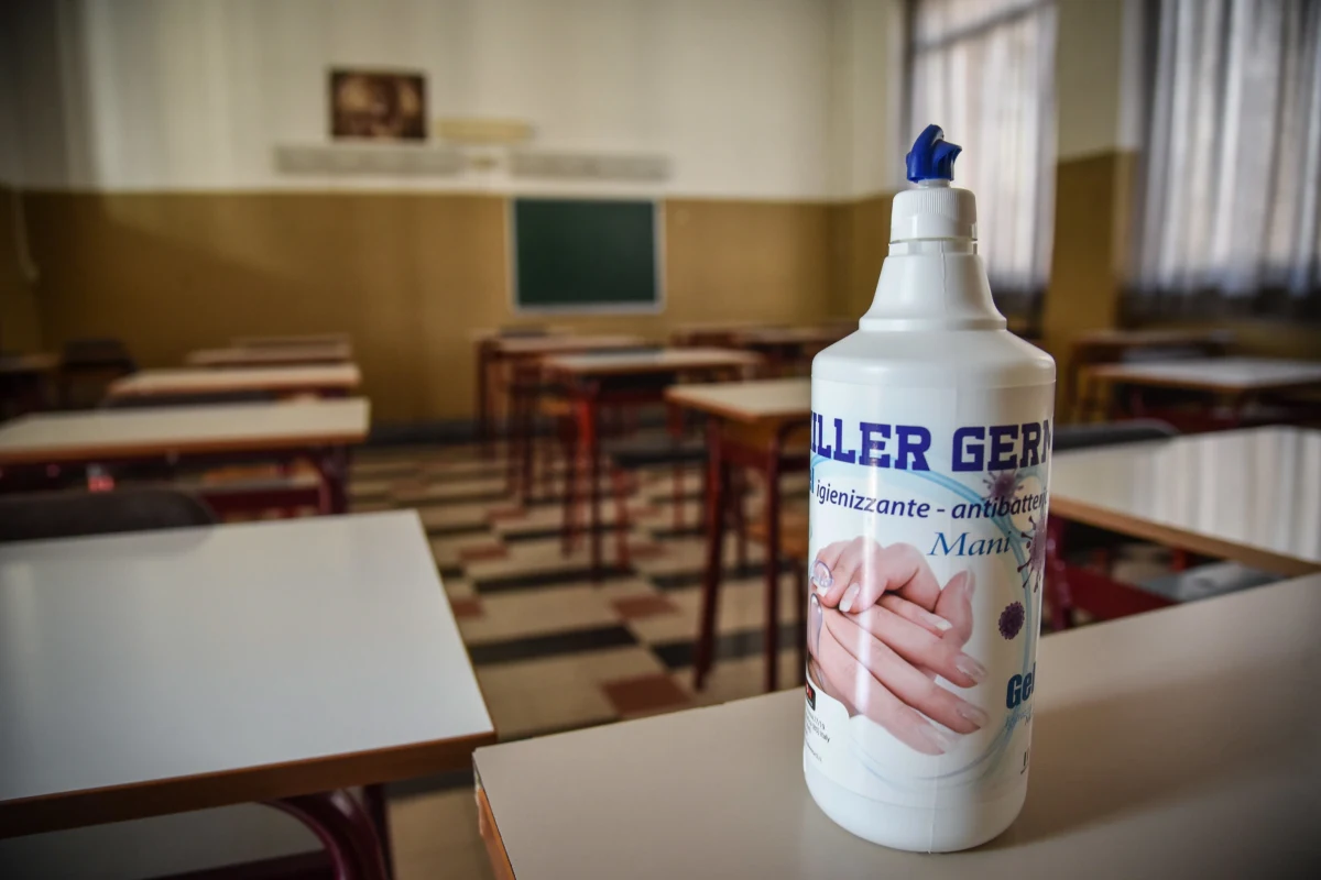 Będzie więcej strat z niechodzenia do szkoły niż z podjęcia ryzyka powrotu. Mogą być sytuacje, gdzie po analizie w danym miejscu, w którym jest bardzo duża zachorowalność, szkoła mogłaby ewentualnie ruszyć później - powiedział "Polsce Times.pl" Główny Inspektor Sanitarny Jarosław Pinkas.