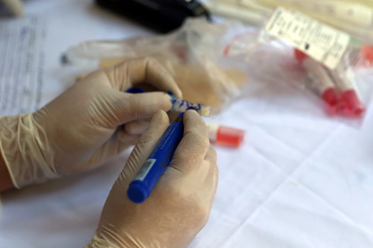 Nie będzie obowiązkowych szczepień na koronawirusa dla wszystkich Polaków. Zamiast tego szczepionka ma być zalecana wybranym grupom ryzyka. To - jak dowiedział się reporter RMF FM - plan, jaki ma polski rząd po pierwszym posiedzeniu zespołu do spraw zakupu preparatu dla naszego kraju. Zespół, którego przewodniczącym jest wiceminister zdrowia do spraw polityki lekowej Maciej Miłkowski, wypracowuje rekomendacje dotyczące mechanizmu szczepienia mieszkańców Polski na COVID-19, gdy preparat będzie już gotowy.