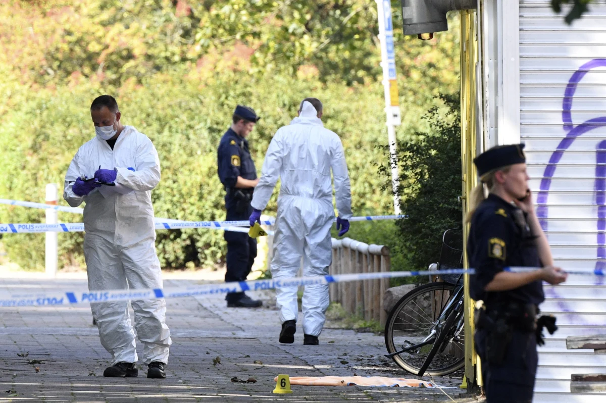 Sceny jak z filmu grozy rozegrały się na cmentarzu w miejscowości Solna w Szwecji. Dwaj nastolatkowie byli godzinami torturowani, a na koniec pogrzebani żywcem. Prawdopodobnie tak mieli zginąć. Życie uratował im przechodzień, który zaalarmował policję.