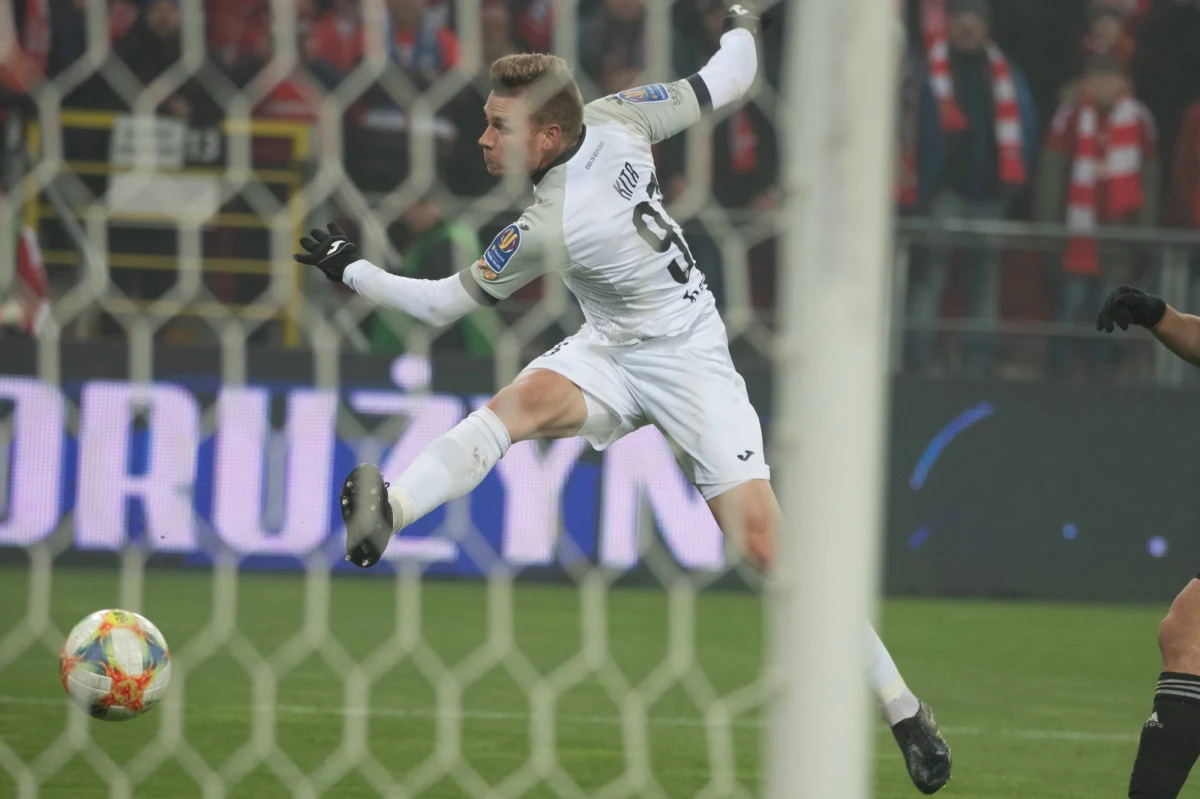 To może być bardzo ciekawy sezon na zapleczu Ekstraklasy. Z 1. ligi awans ponownie wywalczą trzy drużyny. Dwie bezpośrednio i jedna w barażach. Mamy w lidze spadkowiczów: Arkę, Koronę i ŁKS. Po kilku latach awans na drugi poziom rozgrywek wywalczył Widzew Łódź. Wysokie cele stawiają sobie także inne drużyny.