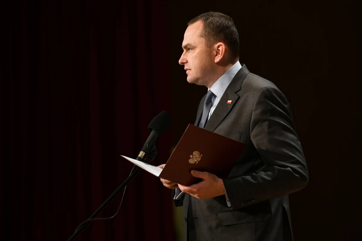 Prezydencki minister Adam Kwiatkowski zakażony koronawirusem. Sekretarz stanu w Kancelarii Prezydenta Andrzeja Dudy sam poinformował o dodatnim wyniku testu.