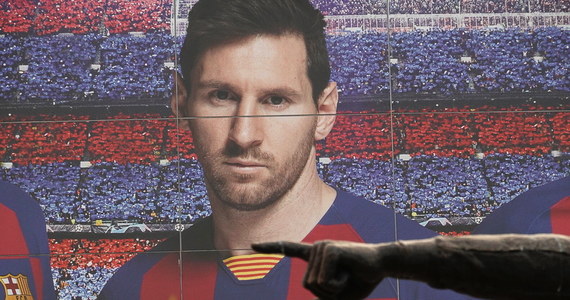 Piłkarz Barcelony Lionel Messi jest coraz bliższy transferu do Manchesteru City - wynika z doniesień medialnych. "The Times" poinformował, że przed zakomunikowaniem chęci opuszczenia "Dumy Katalonii" Argentyńczyk rozmawiał z trenerem angielskiego klubu Josepem Guardiolą.