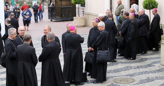 „Obowiązek szacunku dla osób związanych z ruchem LGBT+ nie oznacza bezkrytycznego akceptowania ich poglądów” – podkreślają biskupi w stanowisku dotyczącym LGBT+, które przyjęła w piątek Konferencja Episkopatu Polski.
