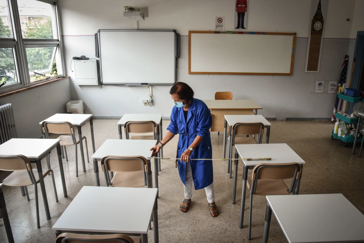 Nasz klub rekomenduje szefowi MEN, aby w strefach czerwonych rok szkolny nie zaczynał się 1 września w trybie normalnym oraz by została wypłacona dodatkowa subwencja dla samorządów na zakup m.in. maseczek - powiedział poseł Dariusz Klimczak z PSL-Kukiz15.