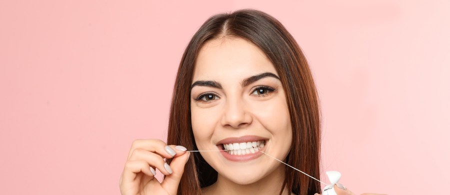 Zgodnie ze statystykami, zdecydowana większość Polaków nie używa nici do zębów. I choć regularne nitkowanie nie jest naszym ulubionym zajęciem, to jest ono niezbędne, by zachować zdrowie nie tylko zębów, ale i dziąseł. Jak właściwie nitkować zęby i na co należy zwrócić uwagę?