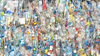 Kwitnie nielegalny recykling plastiku