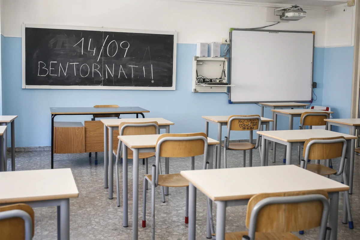 Dwie trzecie uczniów we Włoszech wyraża gotowość noszenia maseczek – wynika z sondażu przeprowadzonego na ponad 2 tygodnie przed inauguracją roku szkolnego. Dla większości nastolatków „tragedią” i „traumą” jest zakaz obejmowania się i uścisków w szkole.