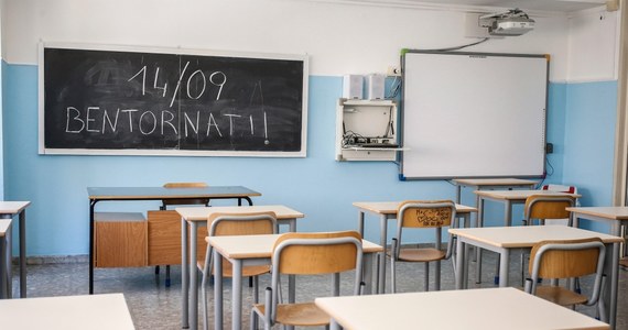 Dwie trzecie uczniów we Włoszech wyraża gotowość noszenia maseczek – wynika z sondażu przeprowadzonego na ponad 2 tygodnie przed inauguracją roku szkolnego. Dla większości nastolatków „tragedią” i „traumą” jest zakaz obejmowania się i uścisków w szkole.