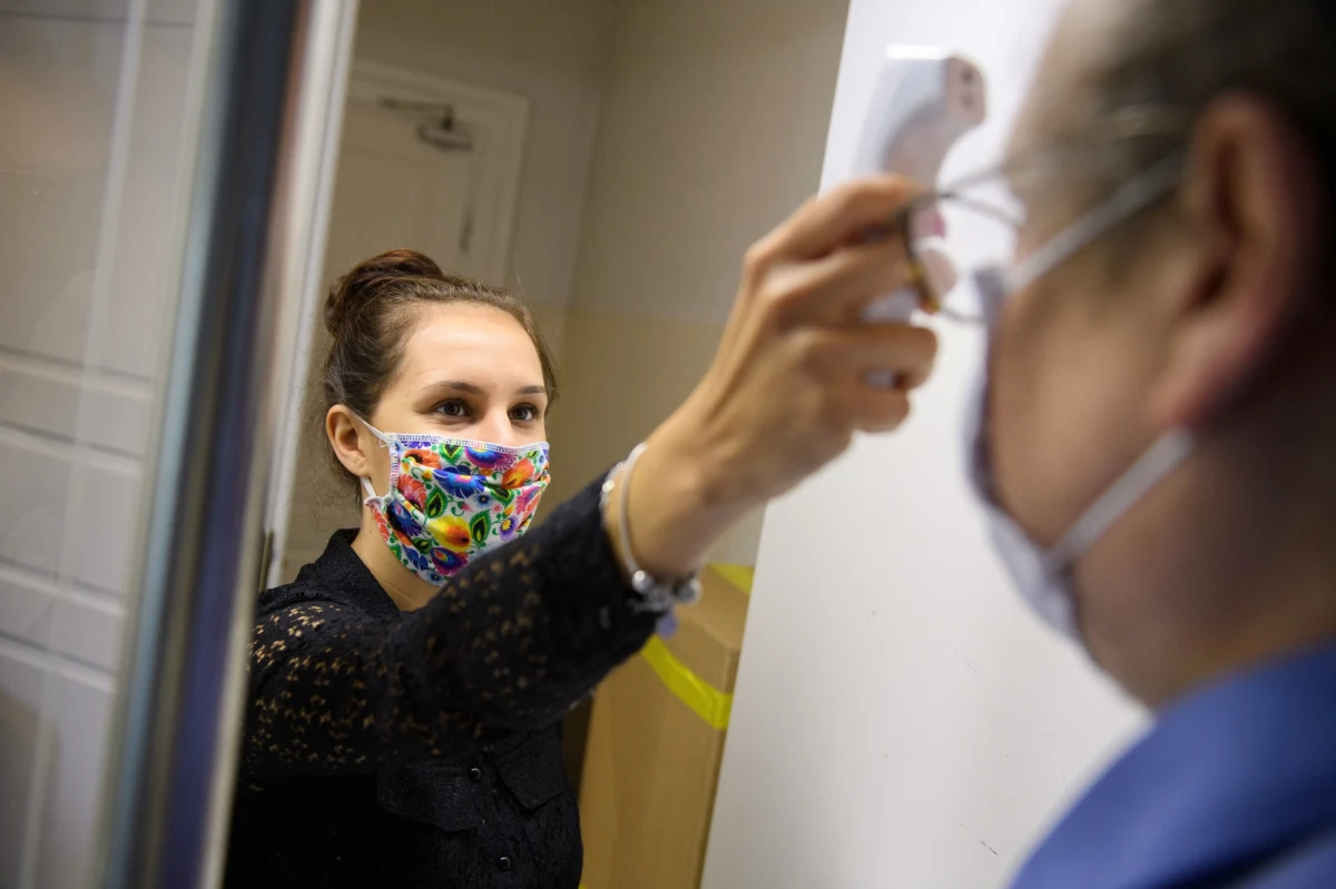 Od dzisiaj w życie wchodzą obostrzenia w nowych żółtych i czerwonych strefach. W strefie żółtej znalazł się miedzy innymi Kraków, w czerwonej Nowy Sącz. Z czym muszą liczyć się mieszkańcy stref? Przypominamy o obowiązujących zasadach.