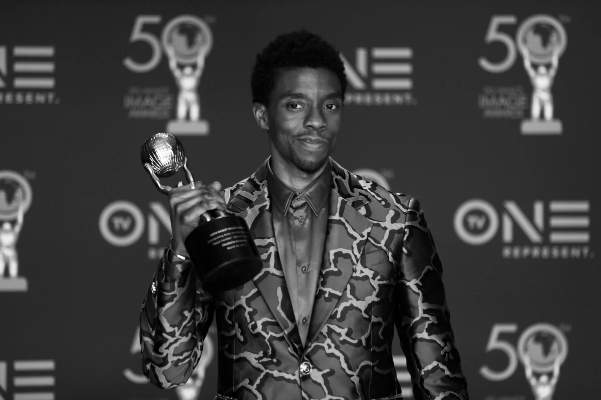 W wieku 43 lat zmarł w Los Angeles aktor filmowy i telewizyjny Chadwick Boseman, znany z roli Czarnej Pantery w serii filmów wytwórni Marvel Studios, poinformowała jego agentka Nicki Fioravante. Przyczyną zgonu była choroba nowotworowa.