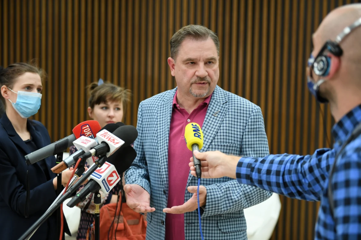 Cofnięty do Polski przez służby białoruskie transport żywności, wysłany przez NSZZ "Solidarność" z myślą o strajkujących pracownikach zakładów na Białorusi, odjechał w piątek wieczorem z granicy. Wcześniej - zgodnie z regulacjami UE - musiał formalnie przejść polską kontrolę weterynaryjną i procedury związane z wjazdem do kraju.