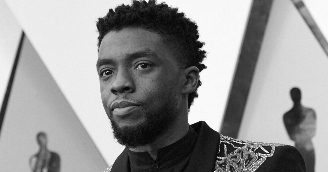 W wieku 43 lat zmarł w Los Angeles aktor filmowy i telewizyjny Chadwick Boseman znany z roli Czarnej Pantery w serii filmów wytwórni Marvel Studios - poinformowała jego agentka Nicki Fioravante. Przyczyną zgonu była choroba nowotworowa.