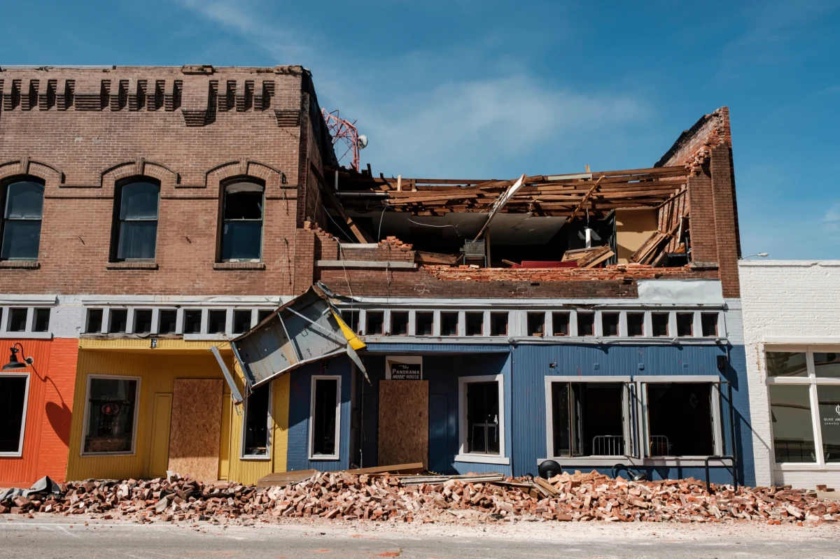 Huragan Laura, który przeszedł w nocy z środy na czwartek nad Luizjaną i Teksasem na południu USA, kosztował życie co najmniej 14 osób - poinformowały w piątek lokalne władze i media.