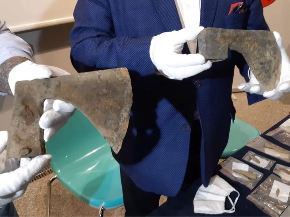 Tegoroczne badania pól pod Grunwaldem przejdą do historii. Jednemu z detektorystów udało się wyciągnąć z ziemi dwa topory bitewne, które miały brać udział w największej średniowiecznej bitwie z 1410 roku. Co ważne, są one w dobrym stanie. 