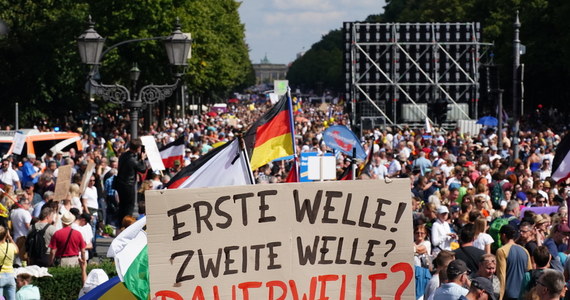 Berlińska policja rozwiązała demonstrację przeciwko polityce państwa w sprawie koronawirusa. Na ulicach stolicy Niemiec, według najnowszych doniesień, zebrało się około 30 tysięcy manifestantów. Doszło do przepychanek z policją. 