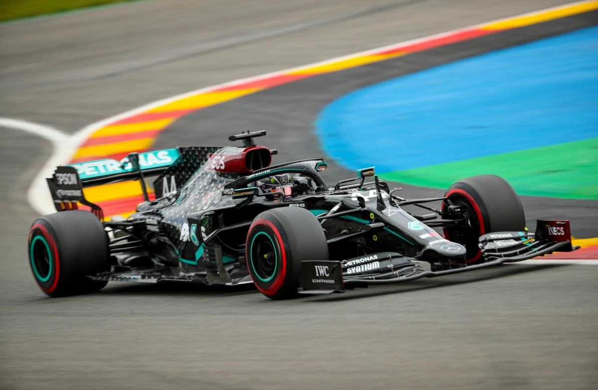 Obrońca tytułu, sześciokrotny mistrz świata Formuły 1 Brytyjczyk Lewis Hamilton (Mercedes) wywalczył pole position przed niedzielnem wyścigiem o Grand Prix Belgii na torze Spa-Francorchamps. Hamilton po raz 93. w karierze stanie do rywalizacji na pierwszym polu startowym.