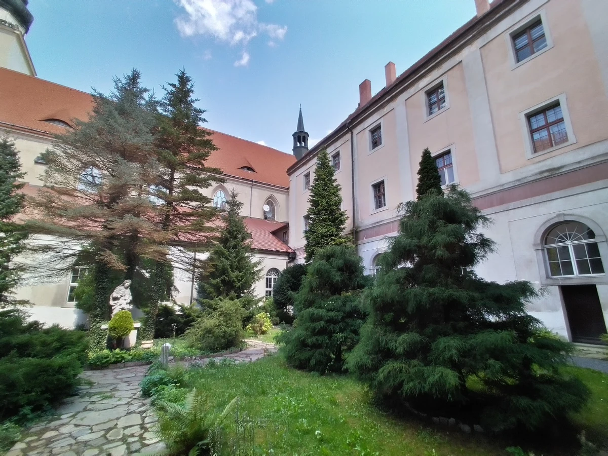 Opat Piotr w 1269 roku w Henrykowie niedaleko Ziębic na Dolnym Śląsku zaczął prowadzić kronikę. Chodzi o Księgę Henrykowską, która od blisko 5 lat jest na liście światowego dziedzictwa UNESCO. To w niej jest zdanie uważane za najstarsze zapisane w języku polskim. Między innymi o tym Paweł Pyclik rozmawiał z Jarosławem Żurawskim, dyrektorem Muzeum Sprzętu Gospodarstwa Domowego w Ziębicach. W niedzielę 30 sierpnia będzie on gościem konferencji odkrywców na profilu facebookowym Dolnośląskiego Festiwalu Tajemnic. Początek spotkania o 20:00.