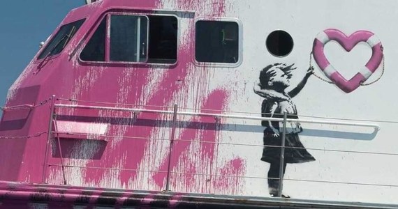 Włoska Straż Przybrzeżna udzieliła pomocy prywatnemu statkowi, kupionemu przez tajemniczego artystę Banksy'ego, a ratującemu migrantów na Morzu Śródziemnym. Załoga jednostki pomocowej Louise Michel pod niemiecką banderą zabrała wcześniej 130 rozbitków.