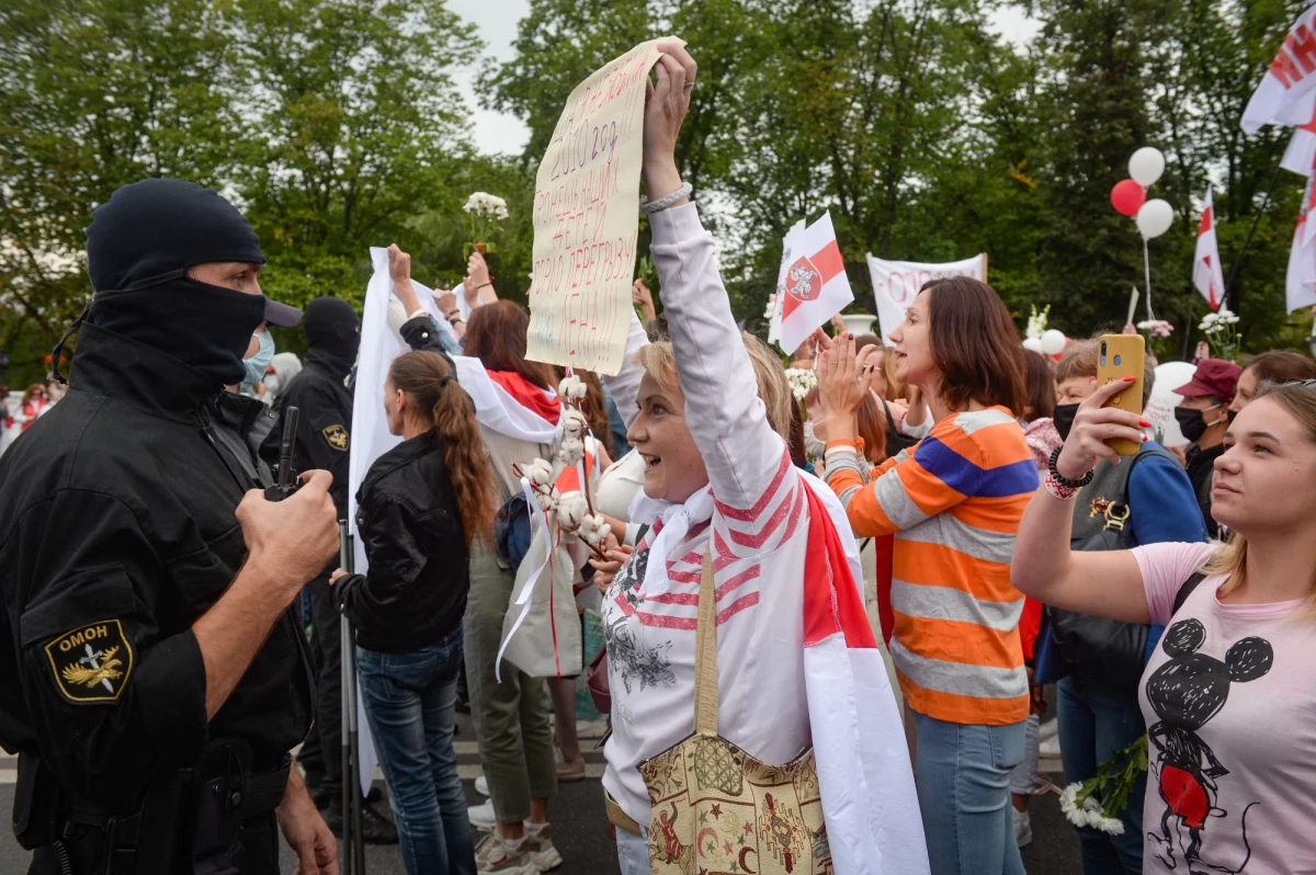 Kobiety przełamały schemat – napisała w Telegramie niezależna gazeta Nasza Niwa, komentując sobotni wielotysięczny Marsz Kobiet w Mińsku. „Funkcjonariusze byli w konsternacji – nie zdołali ani rozbić, ani zdemoralizować uczestników pokojowej akcji”.