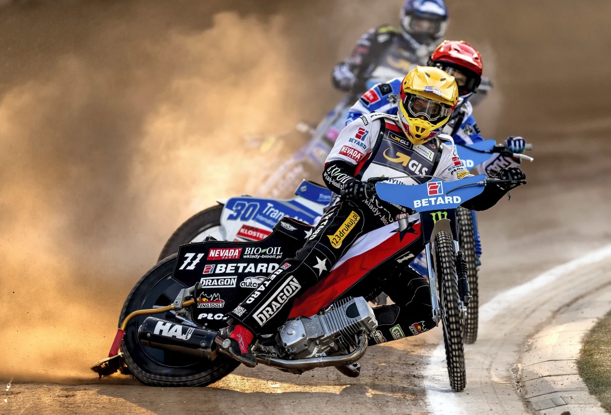 Maciej Janowski wygrał żużlową Grand Prix we Wrocławiu, drugą eliminację mistrzostw świata, i został liderem klasyfikacji generalnej. Drugie miejsce zajął Brytyjczyk Tai Woffinden, trzeci był Bartosz Zmarzlik a czwarty Szwed Fredrik Lindgren.